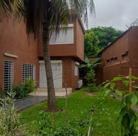 VILLA DUPLEX de 09 pièces HAUT STANDING avec piscine située à la Riviera 3 dans