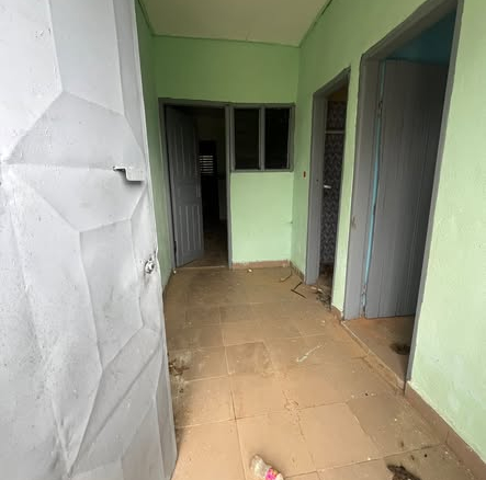 Chambre salon disponible à Abobo N’dotré Trainou loin du goudron