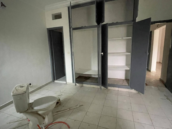APPARTEMENT 3 PIÈCES AVEC TRAVAUX À LOUER POUR HABITATION À LA RIVIERA PALMERAIE